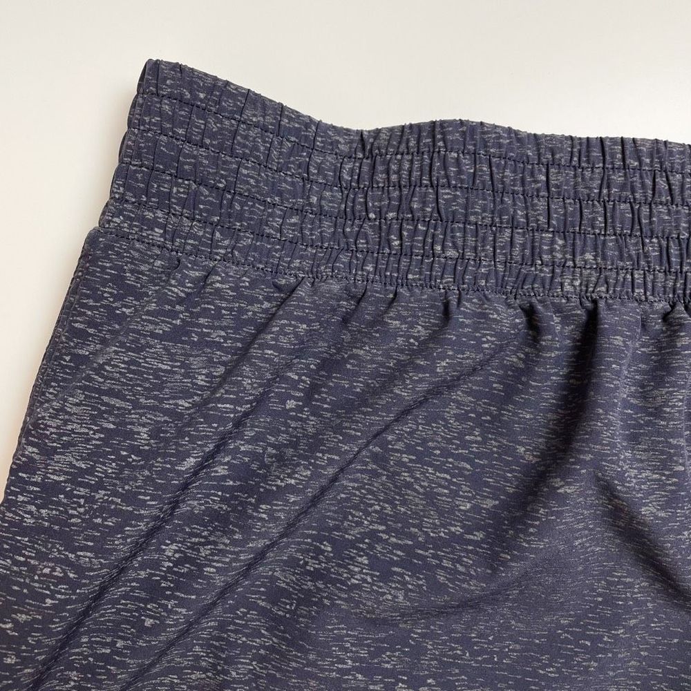 Lorna Jane Zip It Perforated Run Short Lined Grey Foil XXL - Picture 3 of 9